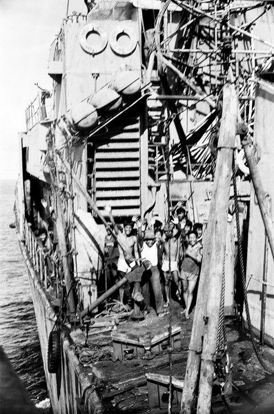 Một con tàu chở bộ đội công binh với tải trọng 40 tấn, gồm cả người và hàng hóa.