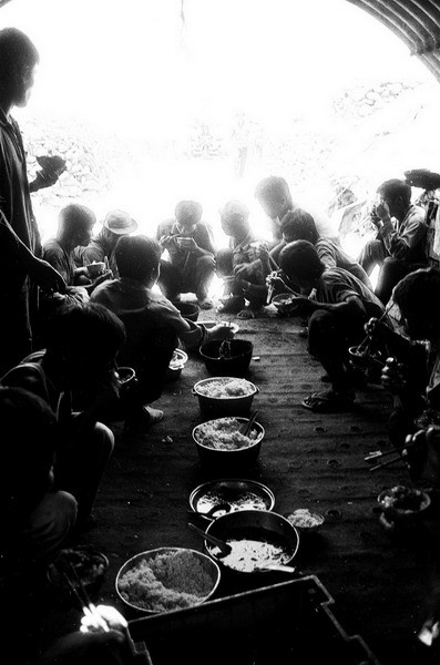 Bữa cơm trưa trong nhà cao cẳng.