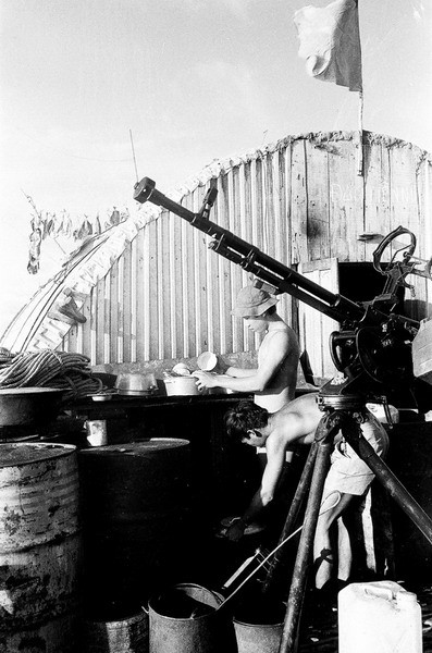 Sinh hoạt trên một nhà cao cẳng ở Trường Sa.