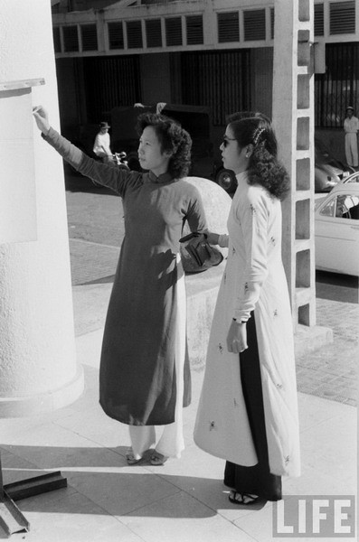 Viết khẩu hiệu ủng hộ chính quyền tự chủ của người Việt Nam.