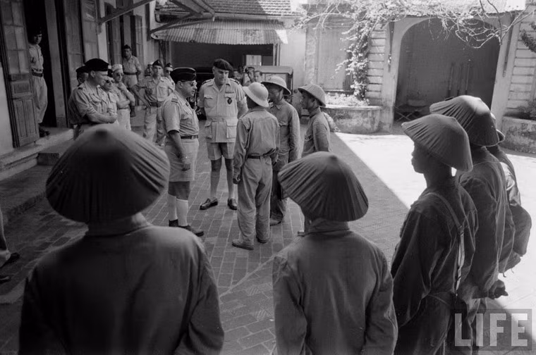 Bàn giao quyền lực tại trụ sở cảnh sát Pháp bên bờ hồ.