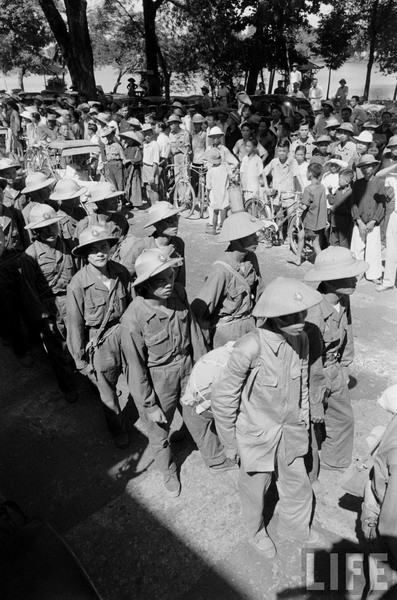 Các đoàn quân giải phóng tiến vào trong sự chào đón của đông đảo quần chúng.