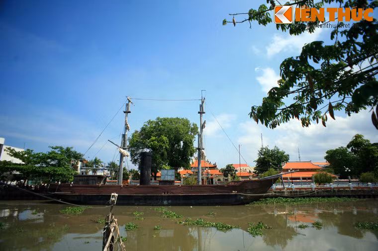 Mô hnh pháo hạm Espérance của Pháp từng bị nghĩa quân Nguyễn Trung Trực phá hủy được phục dựng trên dòng sông Kiên, phía trước đình.