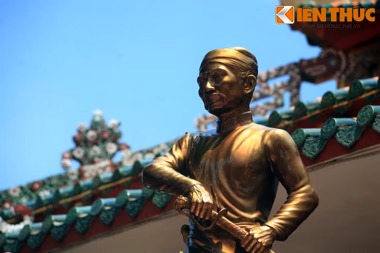 Phía trước đình là bức tượng chân dung Nguyễn Trung Trực, được tạc bằng đồng vào thập niên 1960-1970.