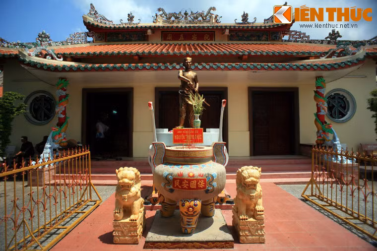 Được xây với cấu trúc kiểu chữ Tam, gồm có chính điện, đông lang và tây lang, đình được coi là nơi thờ tự Nguyễn Trung Trực sớm nhất và lớn nhất ở Nam Bộ.