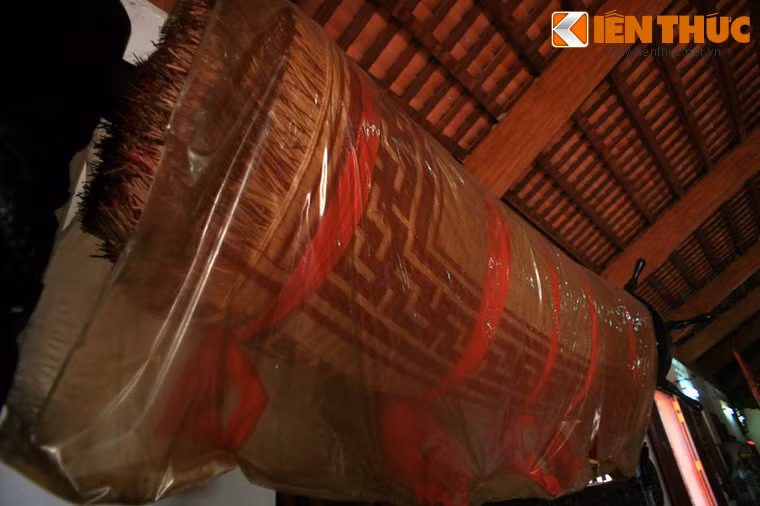 Tương truyền, khi nghe tin Cụ Nguyễn Trung Trực sẽ bị xử chém, đồng bào yêu nước đã cùng nhau dệt chiếu cả ngày lẫn đêm để đem ra trải đường cho Cụ bước ra pháp trường. Từ câu chuyện này, nghệ nhân Lê Thị Sáu và nhóm thợ lành nghề đã dệt một chiếc chiếu hoa dài 45m có 9 chữ thọ để tưởng nhớ vị anh hùng dân tộc. Chiếc chiếu hiện được bảo quản tại đình.