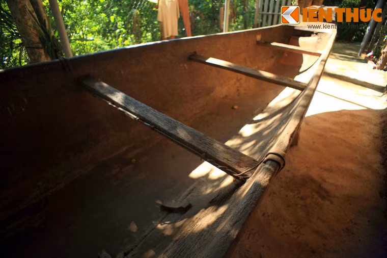 Thuyền độc mộc là tên gọi chung của dạng thuyền được đục đẽo từ một thân cây gỗ duy nhất. Đây là một loại dạng thuyền truyền thống có lịch sử từ rất lâu đời.