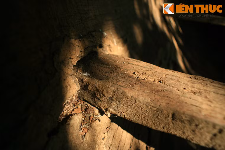 Tại các vùng Tây Nguyên và Tây Bắc của Việt Nam, thuyền độc mộc vẫn là phương tiện đi lại và đánh bắt cá phổ biến của người dân ở các sông, hồ.