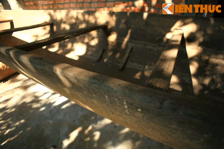 Thuyền do Nai Nen Lào, một nghệ nhân làm thuyền độc mộc nổi tiếng của Buôn Đôn đẽo trong thời gian 6 tháng, vào giữa năm 1998 hoàn thành.