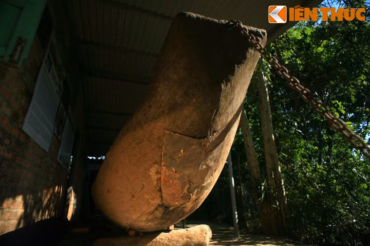 Thuyền được đục đẽo từ một khúc thân cây gỗ sao cổ thụ của vườn quốc gia Yok Đôn.