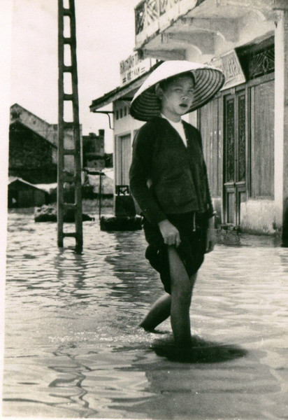 Đường phố Hà Nội ngập nước sau một trận mưa.