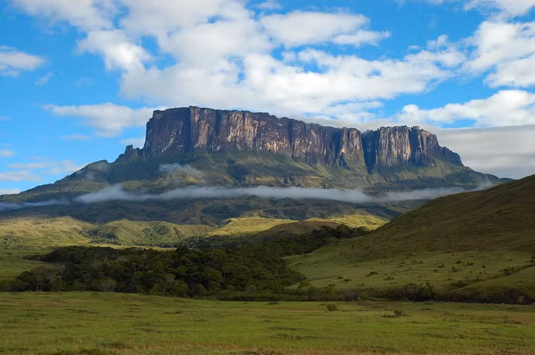 Nằm trên lãnh thổ Venezuela, với độ cao 2.772m so với mực nước biển, Roraima được coi là ngọn núi đỉnh bằng kỳ vĩ nhất thế giới.