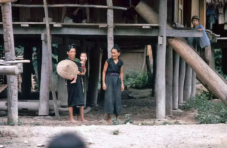 Nhiều người chạy ra khỏi nhà để xem vị khách nước ngoài.