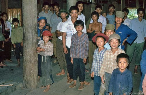 Người dân tập trung tại nhà trưởng bản để xem ông khách lạ.