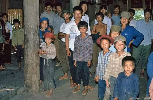 Người dân tập trung tại nhà trưởng bản để xem ông khách lạ.