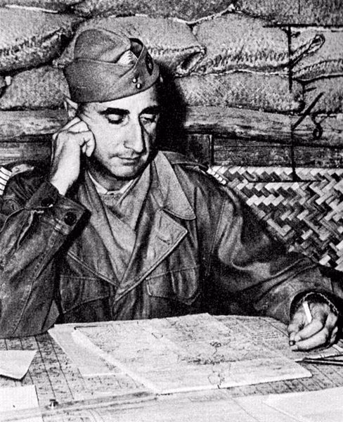  Ảnh tư liệu: Tướng De Castries trong căn hầm của mình năm 1954. 