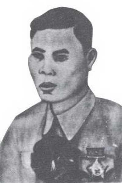 Cù Chính Lan sinh năm 1930, dân tộc Kinh, quê ở xã Quỳnh Đôi, huyện Quỳnh Lưu, tỉnh Nghệ An. Nhập ngũ năm 1946, ông sớm nổi bật trong học tập và công tác. Đặc biệt trong chiến đấu, ông luôn nêu cao tinh thần dũng cảm, táo bạo, mưu trí, hoàn thành xuất sắc mọi nhiệm vụ. Ngày 29/12/1951, tham gia đánh đồn Cô Tô, bị thương hai lần, Cù Chính Lan vẫn dũng cảm xông lên phá tiếp hai lớp rào mở đường cho đơn vị tiến vào. Lần thứ ba, bị thương nặng, ông không rời trận địa, nằm tại chỗ chỉ hướng tiến và động viên anh em diệt địch. Ông đã anh dũng hy sinh khi trận đánh kết thúc thắng lợi.