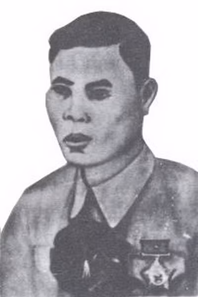 Cù Chính Lan sinh năm 1930, dân tộc Kinh, quê ở xã Quỳnh Đôi, huyện Quỳnh Lưu, tỉnh Nghệ An. Nhập ngũ năm 1946, ông sớm nổi bật trong học tập và công tác. Đặc biệt trong chiến đấu, ông luôn nêu cao tinh thần dũng cảm, táo bạo, mưu trí, hoàn thành xuất sắc mọi nhiệm vụ. Ngày 29/12/1951, tham gia đánh đồn Cô Tô, bị thương hai lần, Cù Chính Lan vẫn dũng cảm xông lên phá tiếp hai lớp rào mở đường cho đơn vị tiến vào. Lần thứ ba, bị thương nặng, ông không rời trận địa, nằm tại chỗ chỉ hướng tiến và động viên anh em diệt địch. Ông đã anh dũng hy sinh khi trận đánh kết thúc thắng lợi.