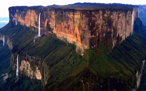 Tác phẩm của Conan Doyle kể về một đội thám hiểm đi tìm kiếm những loài thực vật và khủng long thời tiền sử được cho là vẫn còn tồn tại nguyên vẹn hàng triệu năm trên đỉnh ngọn núi biệt lập.