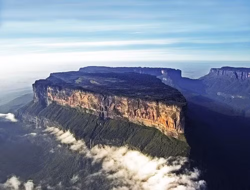 Những du khách ưa mạo hiểm có thể chinh phục đỉnh Roraima bằng cách đi theo con đường duy nhất, như một cầu thang tự nhiên vượt qua những vách núi hiểm trở.