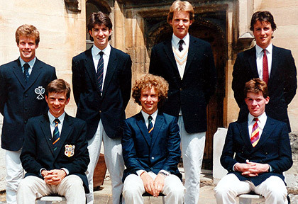 Thời còn đi học ở trường Oxford, Thủ Tướng Anh David Cameron (đứng ngồi cùng bên phải, hàng thứ hai) trông khá bảnh trai.