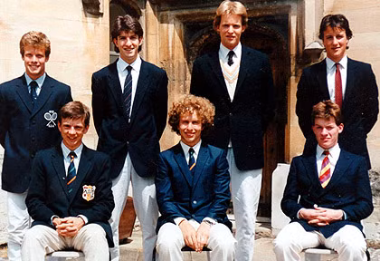 Thời còn đi học ở trường Oxford, Thủ Tướng Anh David Cameron (đứng ngồi cùng bên phải, hàng thứ hai) trông khá bảnh trai.