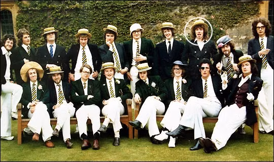 Bạn có nhận ra vị chính khách khá nổi tiếng trong tấm ảnh được khoanh tròn màu trắng hay không? Đó chính là cựu Thủ tướng Anh Tony Blair.