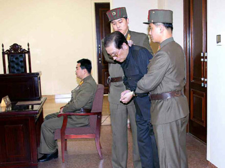 Người chú dượng Jang Song-thaek bị còng tay trong phiên xử đặc biệt.