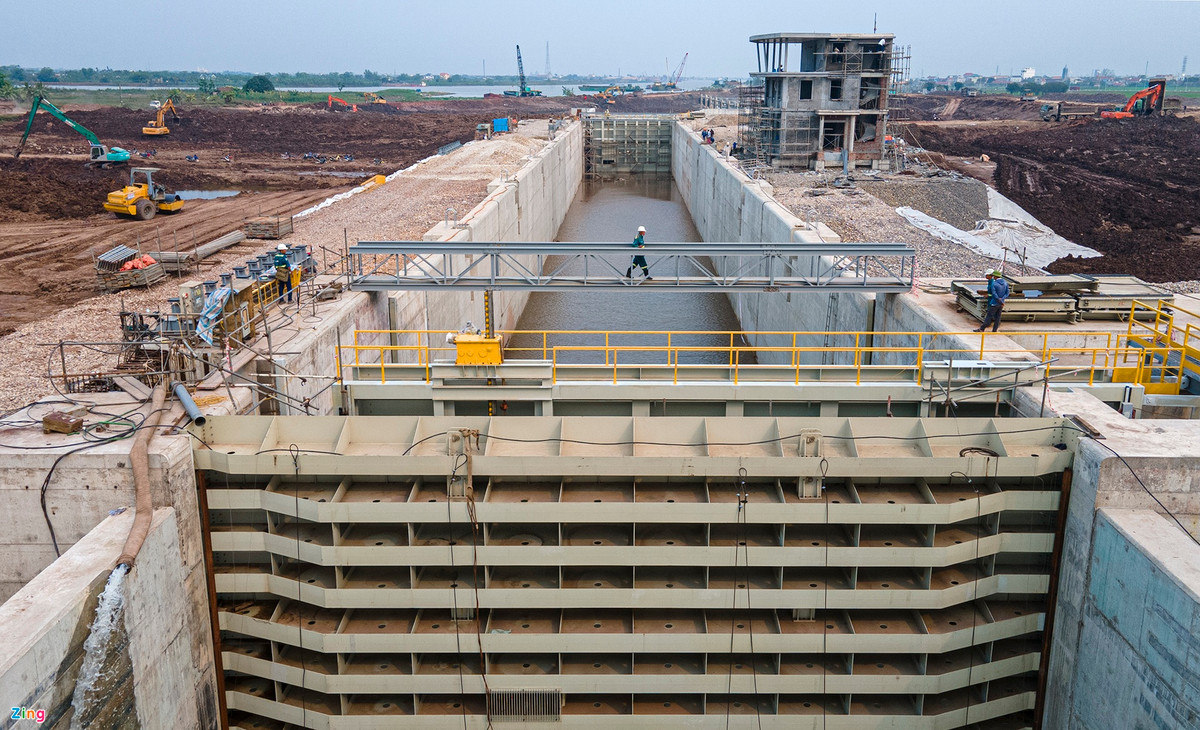 Cửa đóng xả phía sông Đáy nặng gần 80 tấn, được làm bằng thép theo tiêu chuẩn Nhật. Khi có tàu, cửa lớn vẫn đóng và chỉ mở hai cửa xả nhỏ phía dưới. Khi nước phía trong và ngoài sông cân bằng, cửa mới mở để cho tàu qua. Ngoài ra, cửa này còn có nhiệm vụ ngăn nước mặn từ sông Đáy.