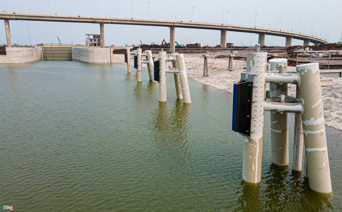 Âu tàu nằm giữa hai sông, vận hành tương tự như kênh đào nổi tiếng Panama. Khi có tàu vào, một bên đóng kín, bên còn lại mở cho tới khi mực nước sông cân bằng với bên trong để tàu qua, và ngược lại. Mỗi chu kỳ một tàu qua kéo dài khoảng 15 phút, trong đó 2 phút bơm nước để cân bằng phía trong và ngoài sông.