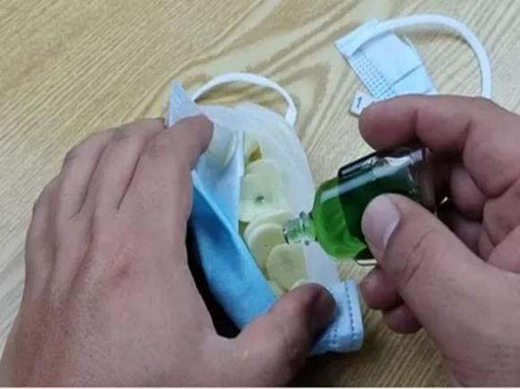 Trời mưa ẩm, chỉ cần đổ dầu gió vào tỏi đuổi muỗi hiệu quả - Hình 3 Troi mua am, chi can do dau gio vao toi duoi muoi hieu qua-Hinh-3