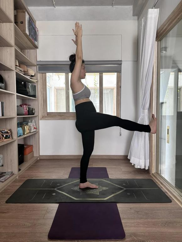 Phương Trinh Jolie gây choáng với đủ tư thế yoga khó nhằn ảnh 1