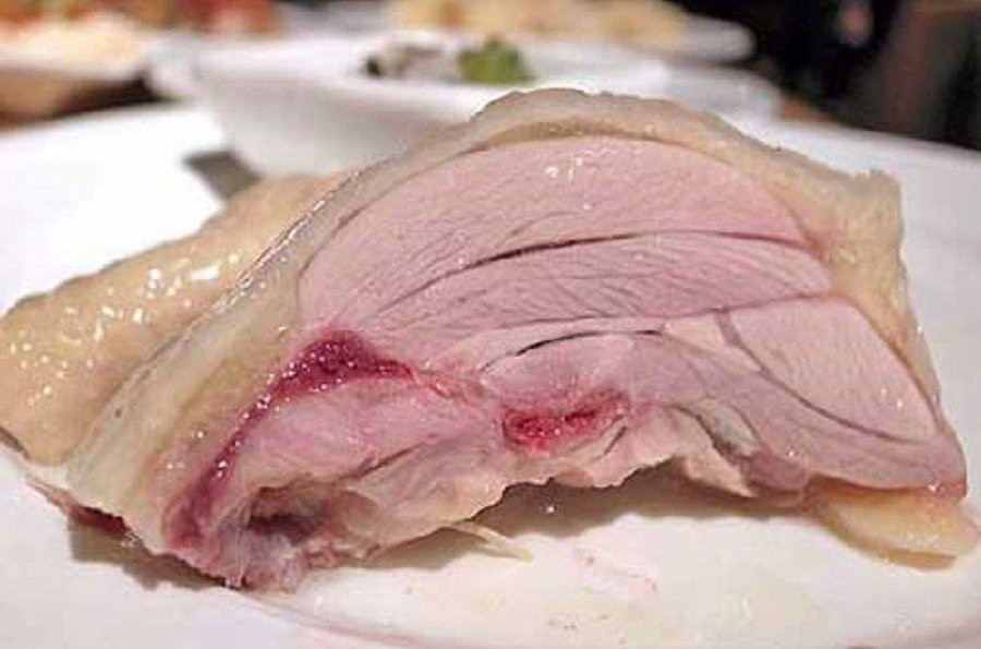 Thịt gà luộc có màu hồng, ăn có sao không? ảnh 1 Thịt gà luộc có màu hồng, ăn có sao không? ảnh 1