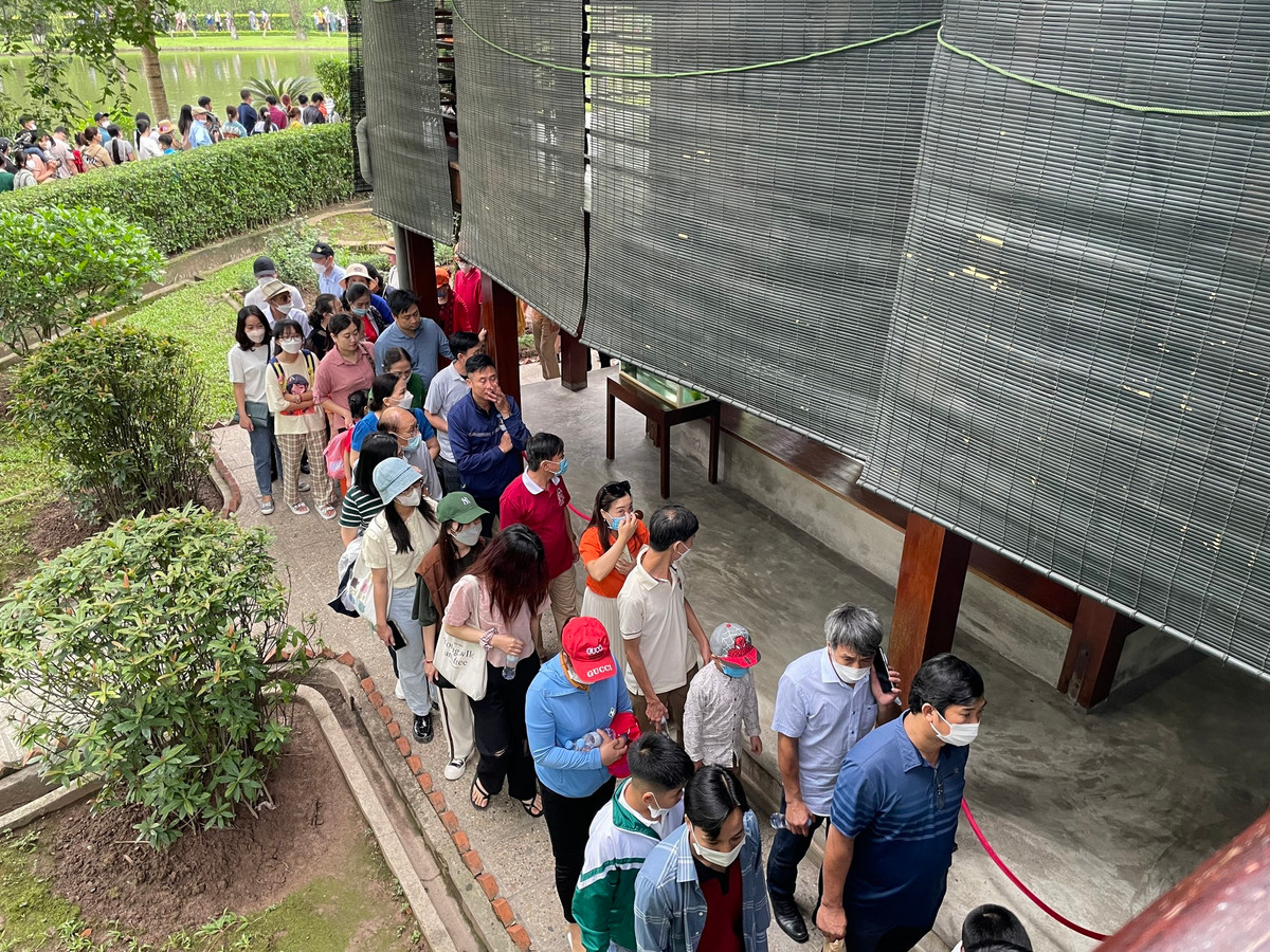 Dong nguoi trat tu xep hang vao lang vieng Bac Ho ngay thong nhat dat nuoc-Hinh-12