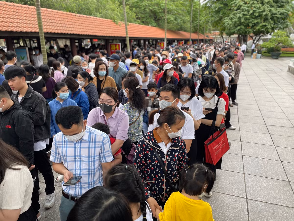 Dong nguoi trat tu xep hang vao lang vieng Bac Ho ngay thong nhat dat nuoc-Hinh-5