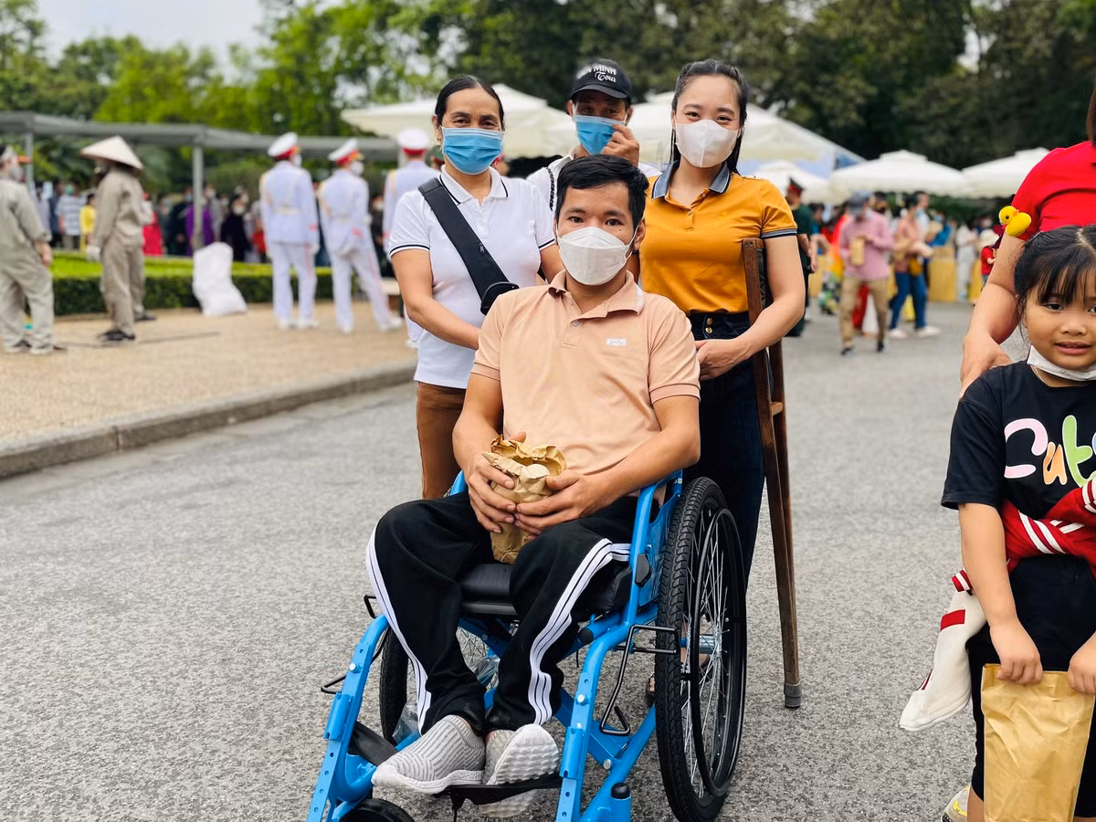 Dong nguoi trat tu xep hang vao lang vieng Bac Ho ngay thong nhat dat nuoc-Hinh-8