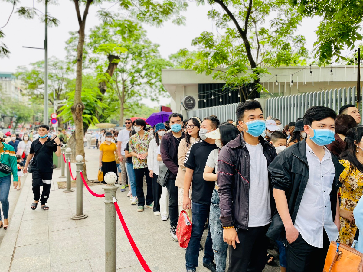 Dong nguoi trat tu xep hang vao lang vieng Bac Ho ngay thong nhat dat nuoc-Hinh-3