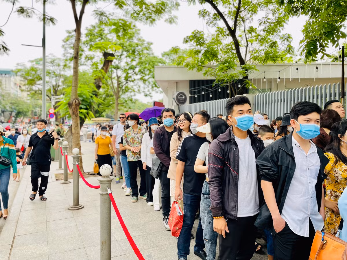 Dong nguoi trat tu xep hang vao lang vieng Bac Ho ngay thong nhat dat nuoc-Hinh-3