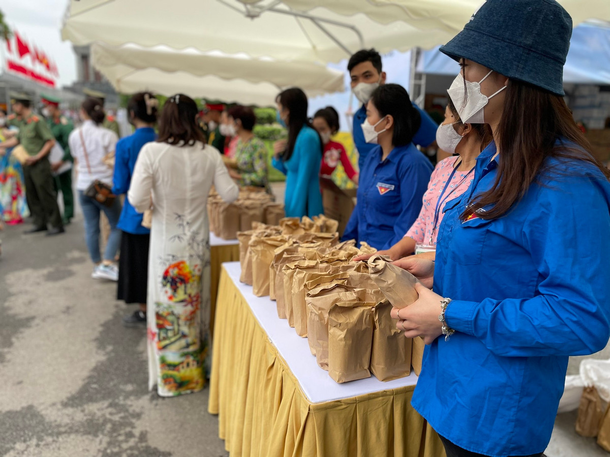 Dong nguoi trat tu xep hang vao lang vieng Bac Ho ngay thong nhat dat nuoc-Hinh-10