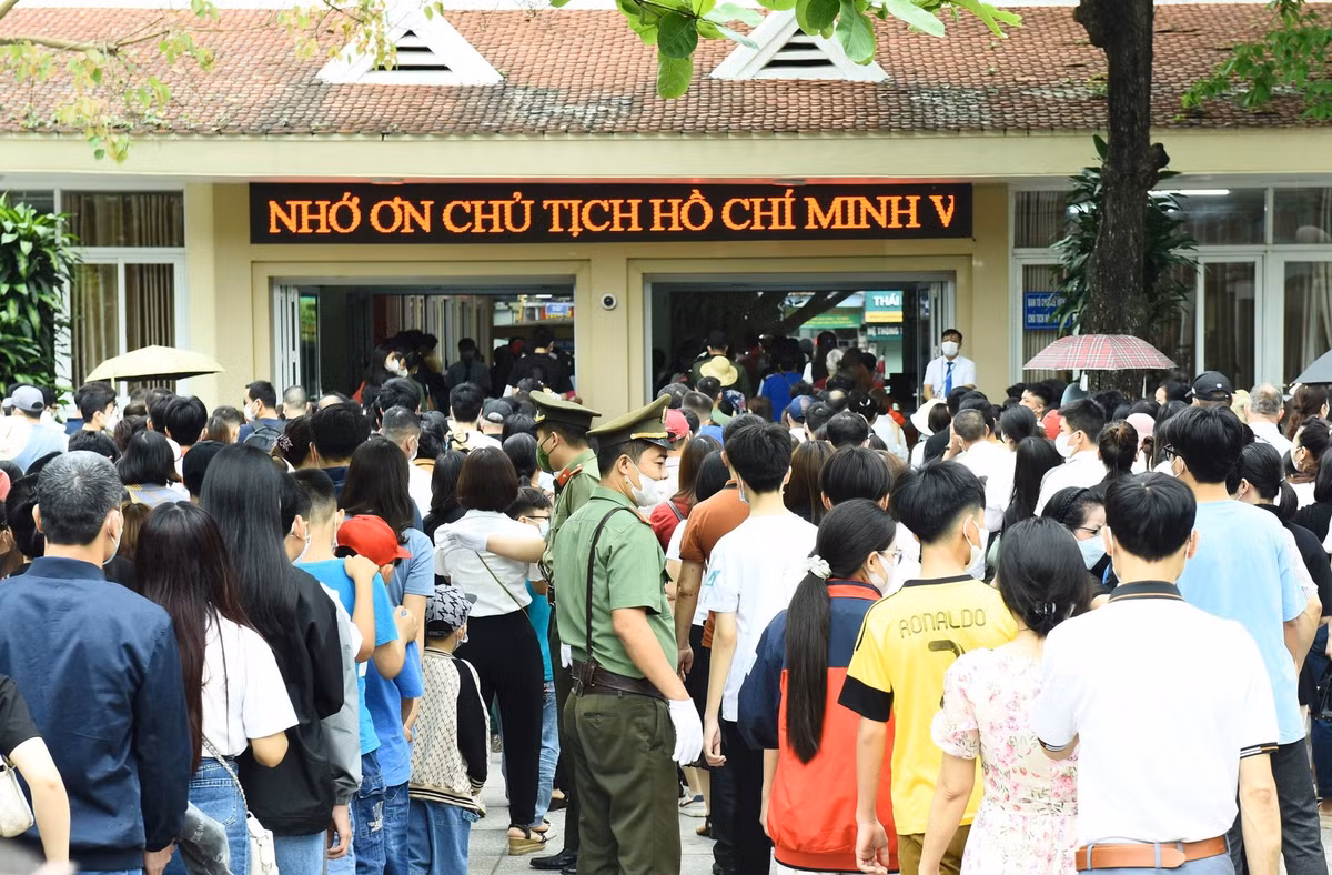 Dong nguoi trat tu xep hang vao lang vieng Bac Ho ngay thong nhat dat nuoc-Hinh-15