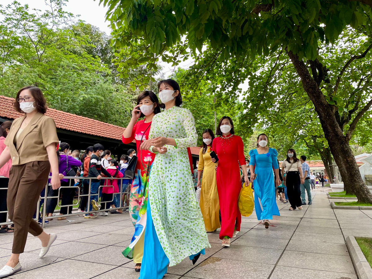 Dong nguoi trat tu xep hang vao lang vieng Bac Ho ngay thong nhat dat nuoc-Hinh-9