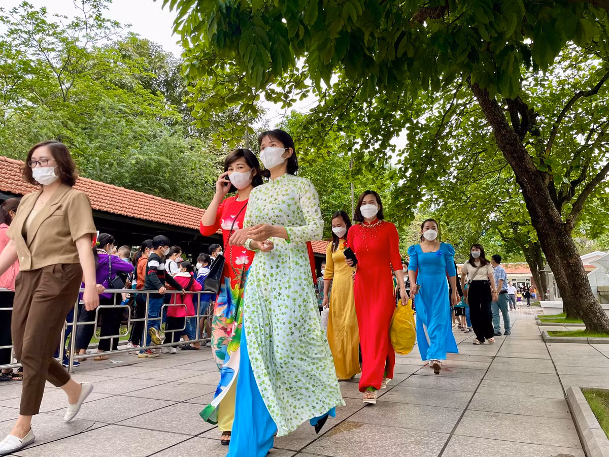 Dong nguoi trat tu xep hang vao lang vieng Bac Ho ngay thong nhat dat nuoc-Hinh-9