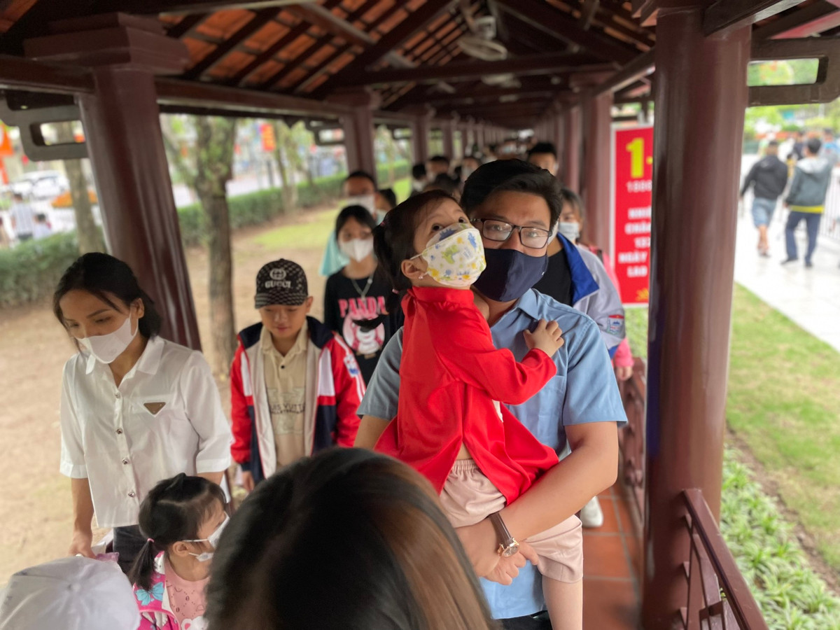 Dong nguoi trat tu xep hang vao lang vieng Bac Ho ngay thong nhat dat nuoc-Hinh-6