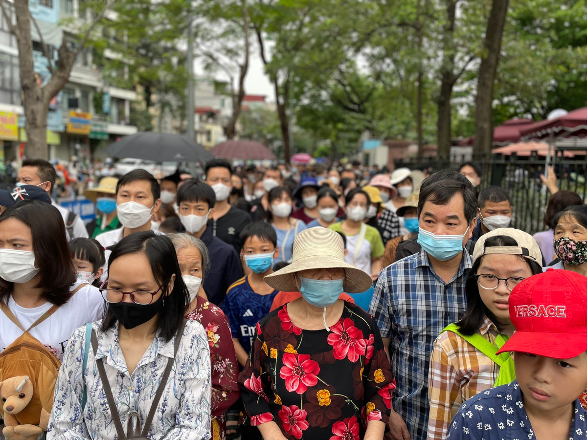 Dong nguoi trat tu xep hang vao lang vieng Bac Ho ngay thong nhat dat nuoc-Hinh-4