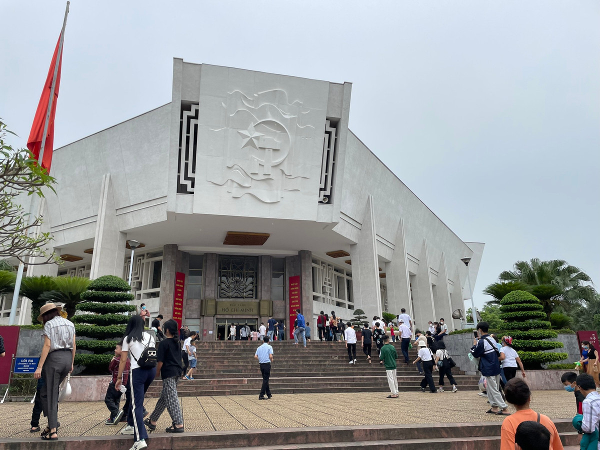 Dong nguoi trat tu xep hang vao lang vieng Bac Ho ngay thong nhat dat nuoc-Hinh-14