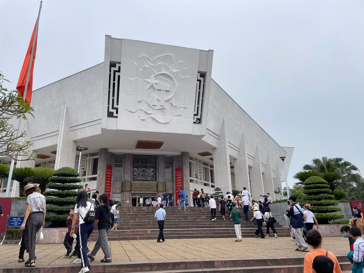 Dong nguoi trat tu xep hang vao lang vieng Bac Ho ngay thong nhat dat nuoc-Hinh-14