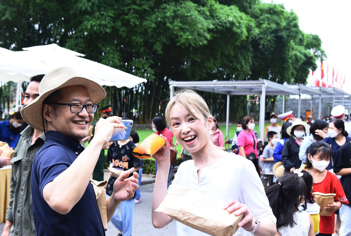 Dong nguoi trat tu xep hang vao lang vieng Bac Ho ngay thong nhat dat nuoc-Hinh-11