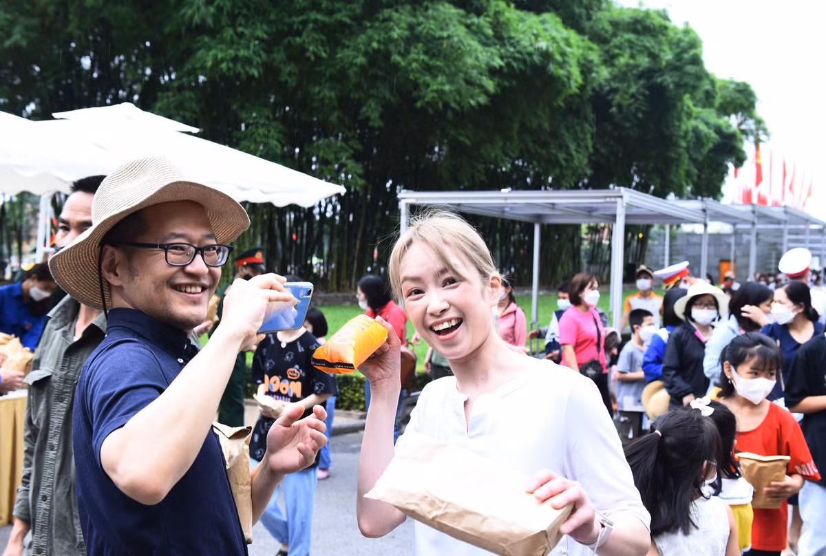 Dong nguoi trat tu xep hang vao lang vieng Bac Ho ngay thong nhat dat nuoc-Hinh-11