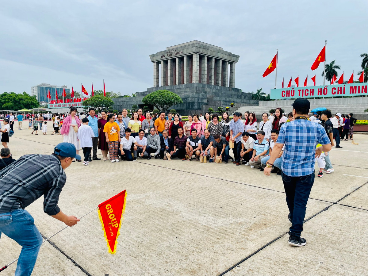 Dong nguoi trat tu xep hang vao lang vieng Bac Ho ngay thong nhat dat nuoc-Hinh-7