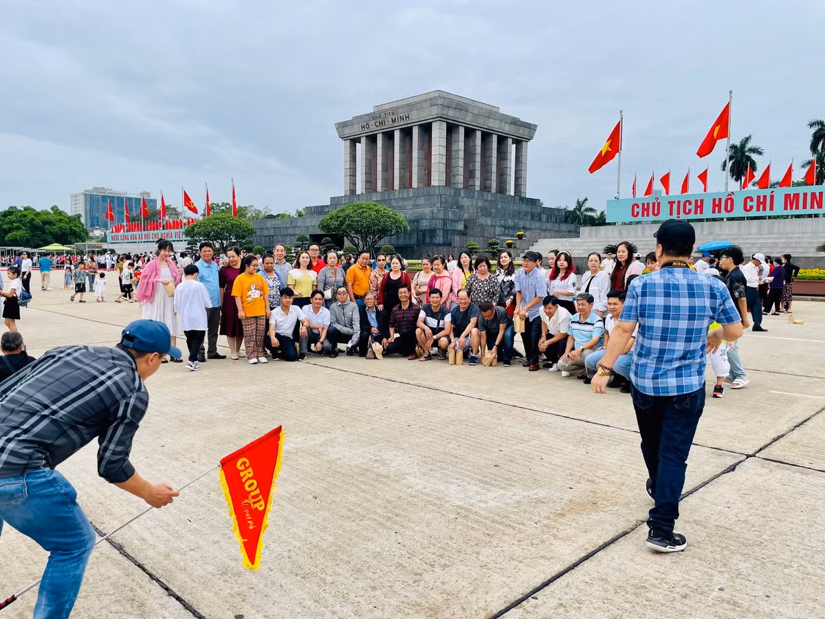 Dong nguoi trat tu xep hang vao lang vieng Bac Ho ngay thong nhat dat nuoc-Hinh-7
